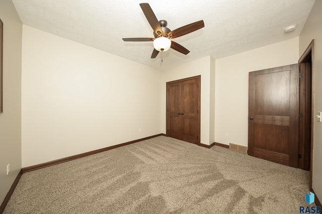 8201 E Arctic Willow Cir Circle, Sioux Falls, SD 57110