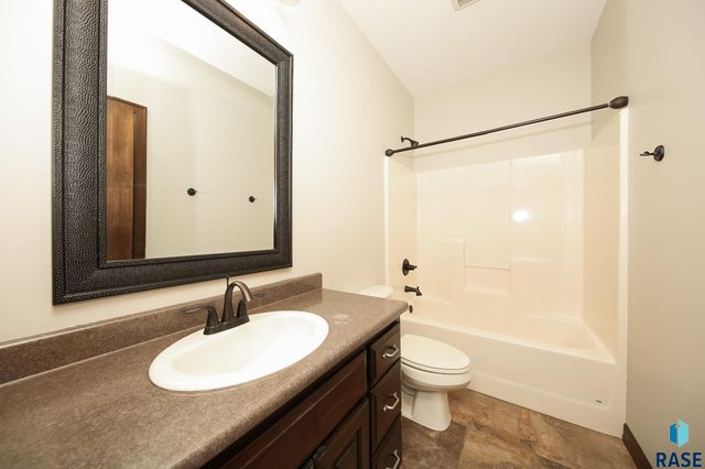 8201 E Arctic Willow Cir Circle, Sioux Falls, SD 57110