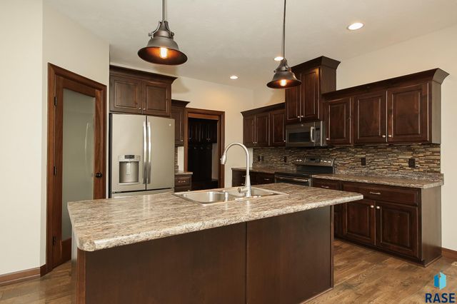 8201 E Arctic Willow Cir Circle, Sioux Falls, SD 57110