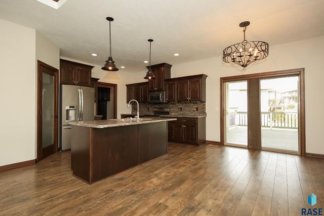 8201 E Arctic Willow Cir Circle, Sioux Falls, SD 57110