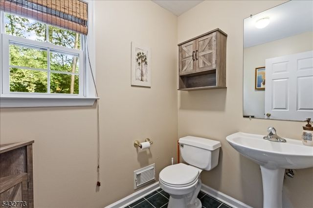 4 Pembrook Ct, Liberty Twp., NJ 07838