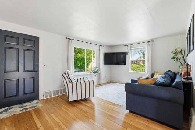 44 Harding St, Springfield, MA 01109