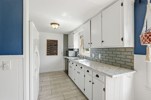 44 Harding St, Springfield, MA 01109