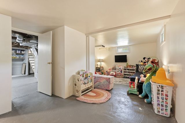 44 Harding St, Springfield, MA 01109