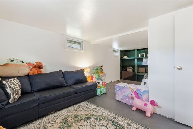 44 Harding St, Springfield, MA 01109