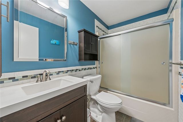 5131 Daube Dr, Whitehall, PA 15236