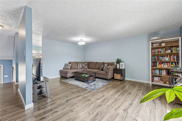 5131 Daube Dr, Whitehall, PA 15236