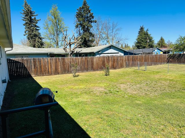 1755 S Peach Street, Medford, OR 97501