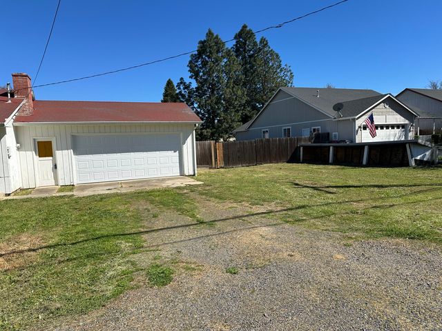1755 S Peach Street, Medford, OR 97501