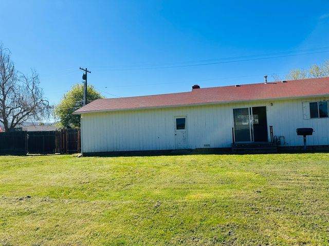 1755 S Peach Street, Medford, OR 97501