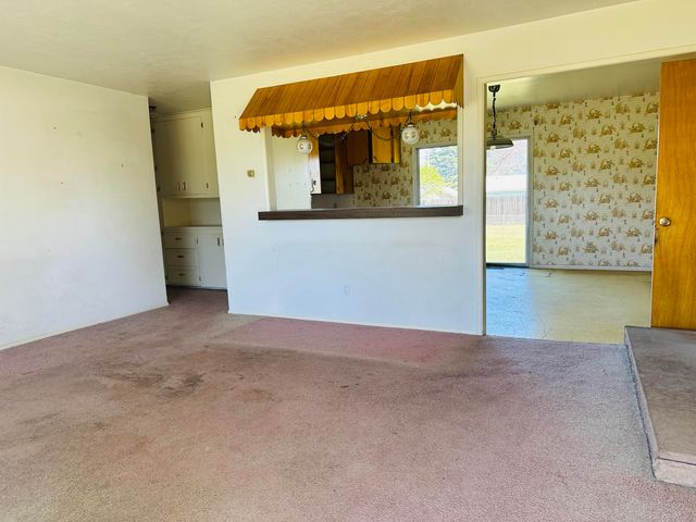 1755 S Peach Street, Medford, OR 97501