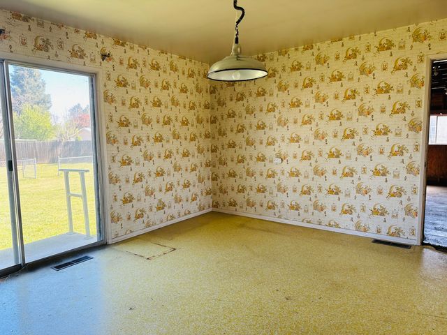 1755 S Peach Street, Medford, OR 97501