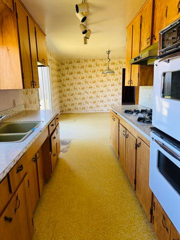 1755 S Peach Street, Medford, OR 97501