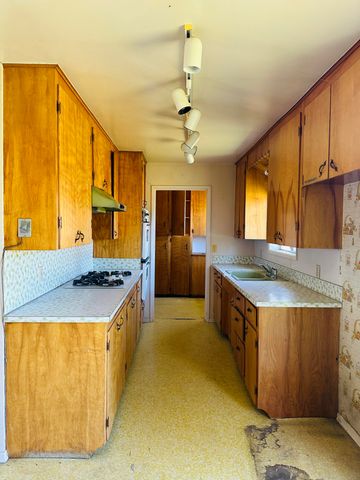 1755 S Peach Street, Medford, OR 97501