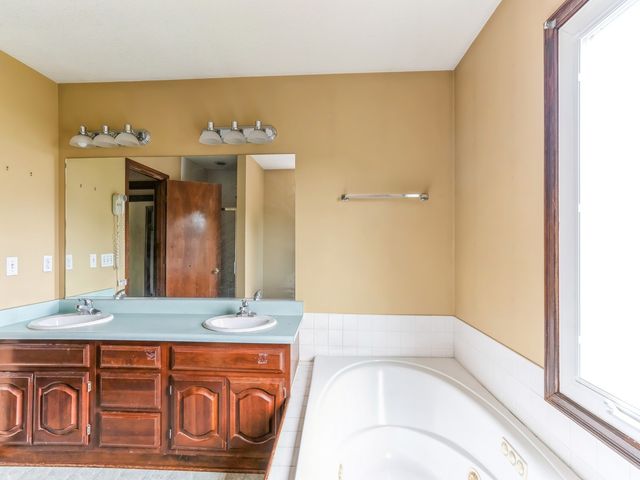 2085 Country Club Boulevard, Clive, IA 50325