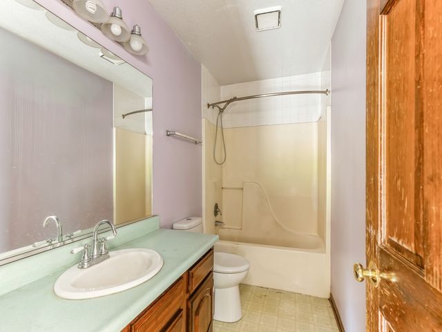 2085 Country Club Boulevard, Clive, IA 50325