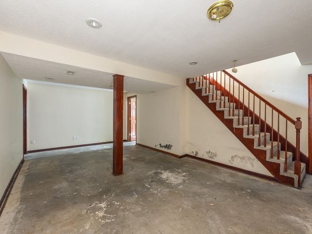 2085 Country Club Boulevard, Clive, IA 50325