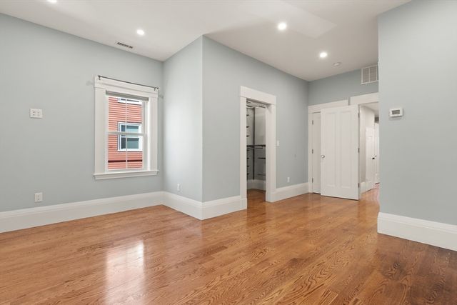 70 School St, Waltham, MA 02452