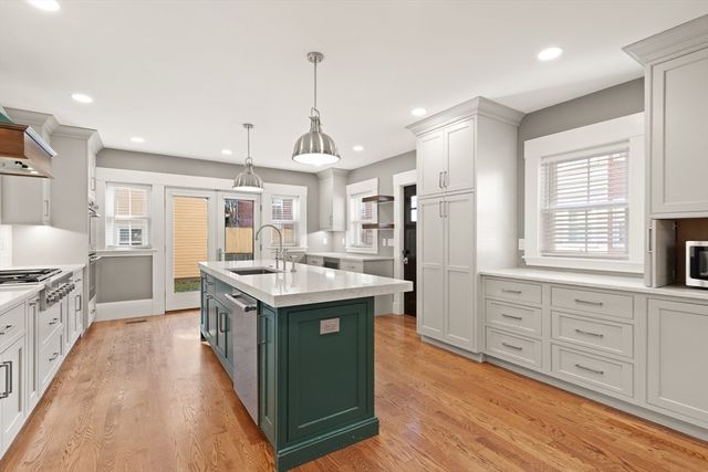 70 School St, Waltham, MA 02452