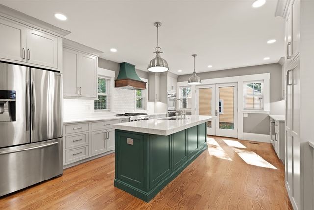70 School St, Waltham, MA 02452