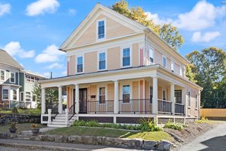 70 School St, Waltham, MA 02452