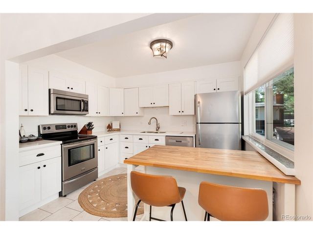 7175 S Penrose Ct, Centennial, CO 80122