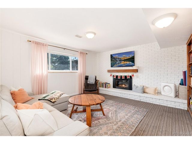 7175 S Penrose Ct, Centennial, CO 80122