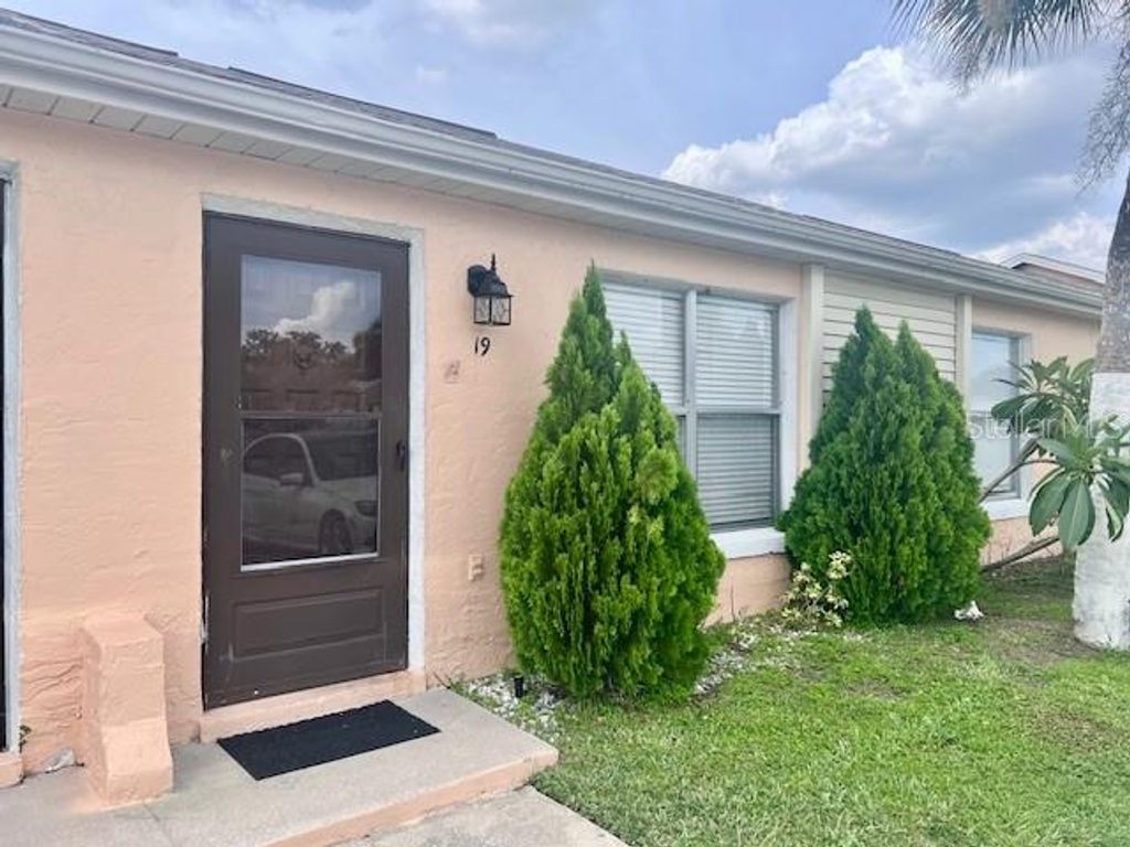 19 W COUNTRY COVE WAY, Kissimmee, FL 34743