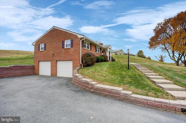 56 FIELD CIRCLE, Chambersburg, PA 17202