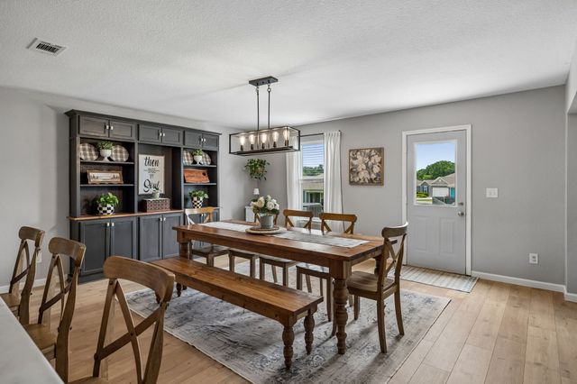 2704 Swarm Ct, Columbia, TN 38401