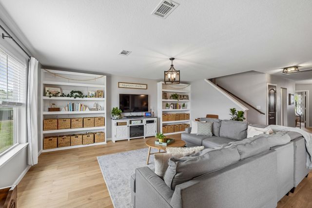 2704 Swarm Ct, Columbia, TN 38401