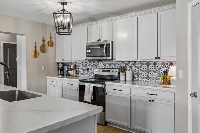 2704 Swarm Ct, Columbia, TN 38401