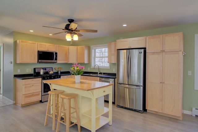 47 Lovers Lane, Grand Isle, VT 05458