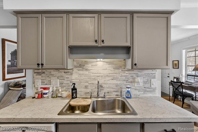 30 Pine Tree Ridge Drive 2, Waterford, MI 48327