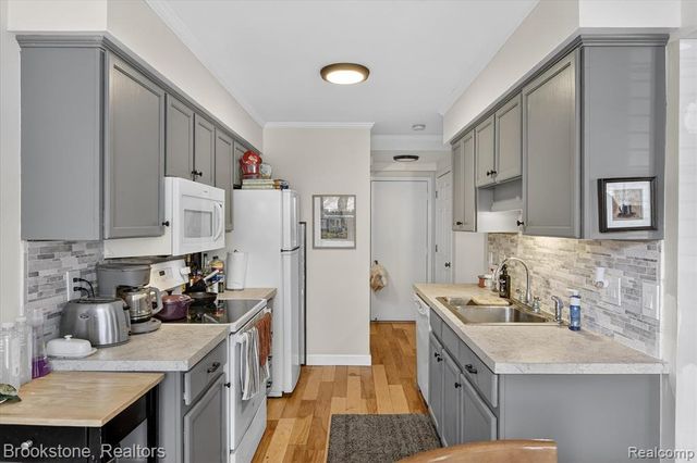 30 Pine Tree Ridge Drive 2, Waterford, MI 48327