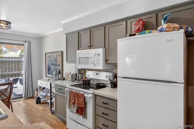 30 Pine Tree Ridge Drive 2, Waterford, MI 48327