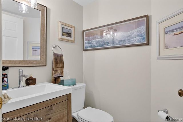 30 Pine Tree Ridge Drive 2, Waterford, MI 48327