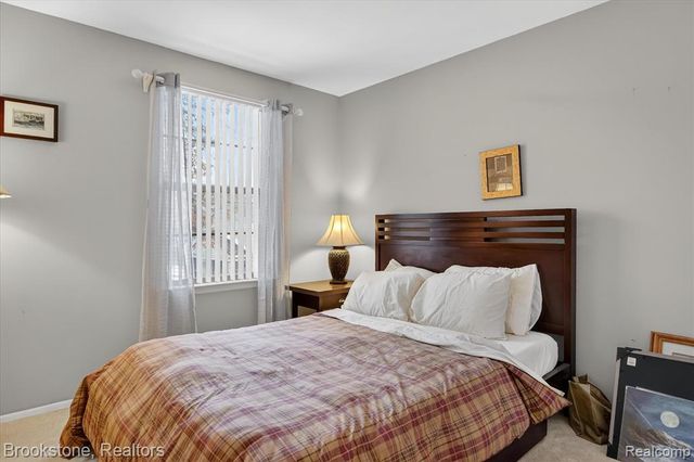 30 Pine Tree Ridge Drive 2, Waterford, MI 48327