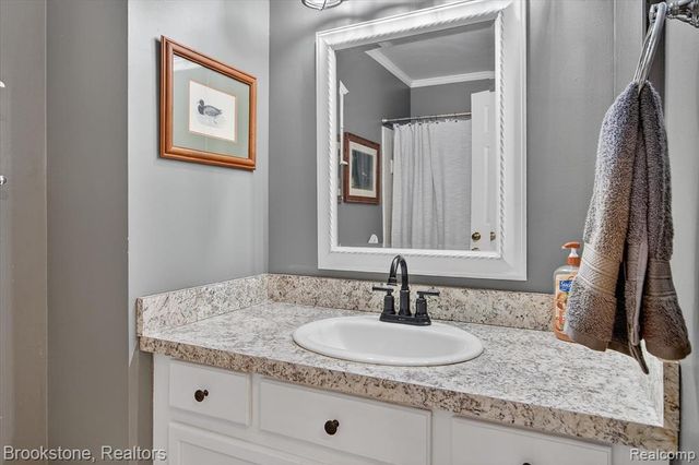 30 Pine Tree Ridge Drive 2, Waterford, MI 48327