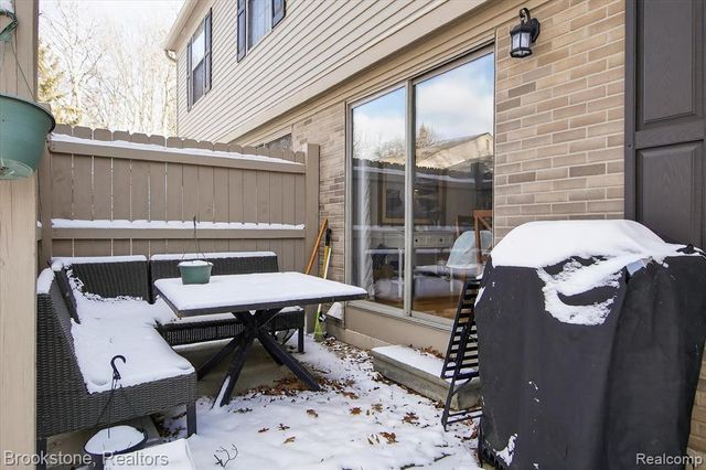 30 Pine Tree Ridge Drive 2, Waterford, MI 48327