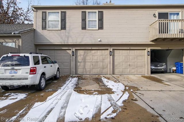 30 Pine Tree Ridge Drive 2, Waterford, MI 48327