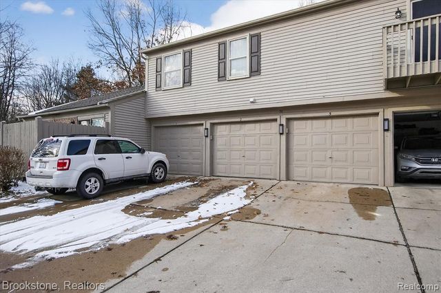 30 Pine Tree Ridge Drive 2, Waterford, MI 48327