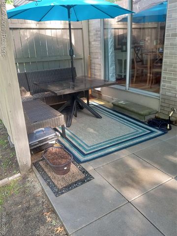 30 Pine Tree Ridge Drive 2, Waterford, MI 48327