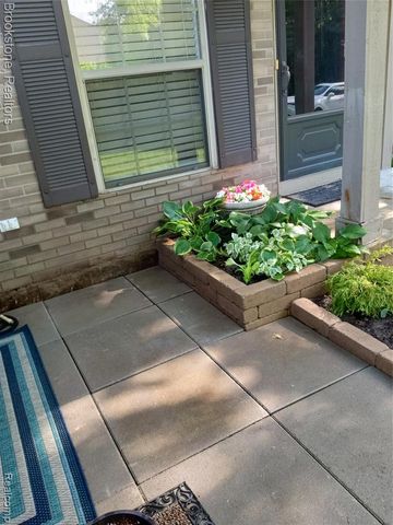 30 Pine Tree Ridge Drive 2, Waterford, MI 48327