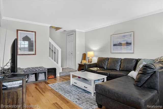 30 Pine Tree Ridge Drive 2, Waterford, MI 48327