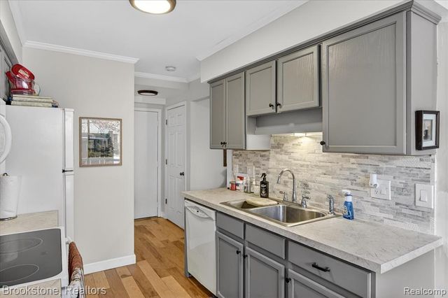 30 Pine Tree Ridge Drive 2, Waterford, MI 48327