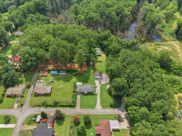 806 Nipper Drive, Rossville, GA 30741