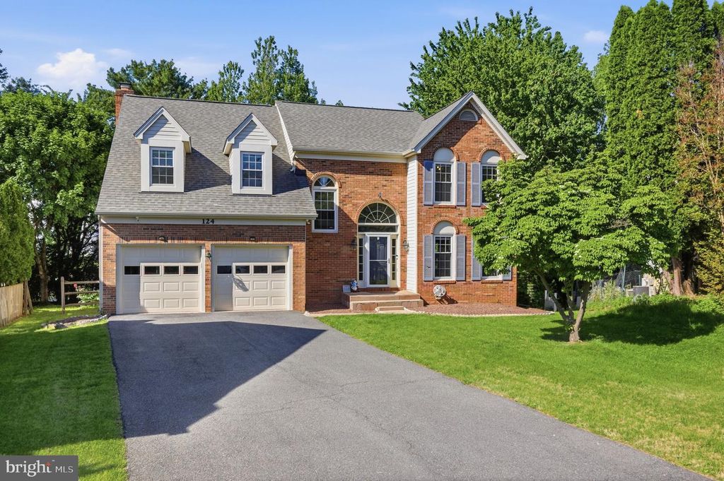 Image 1 of property listing at 124 ENGLEFIELD DR, Gaithersburg, MD 20878
