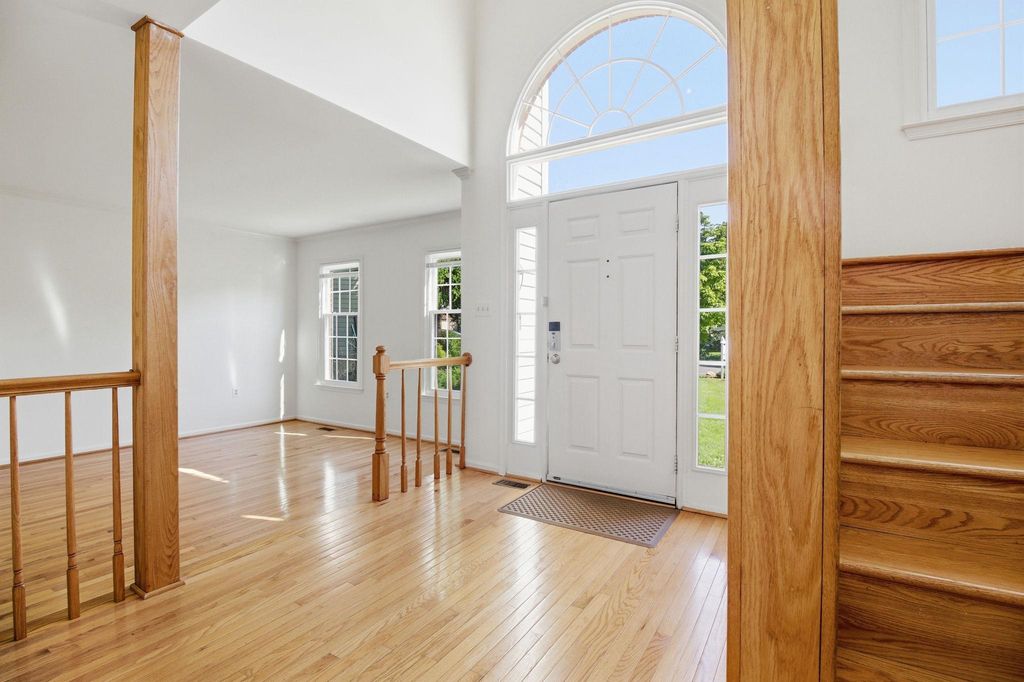 Image 2 of property listing at 124 ENGLEFIELD DR, Gaithersburg, MD 20878