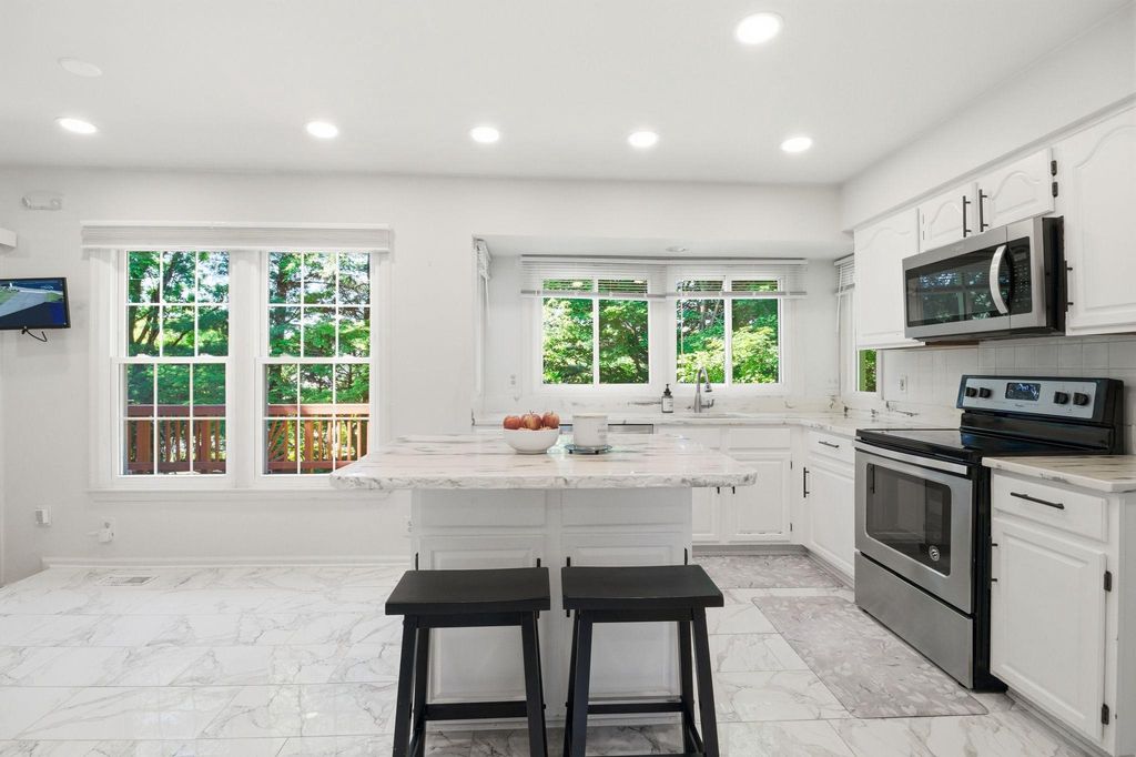 Image 11 of property listing at 124 ENGLEFIELD DR, Gaithersburg, MD 20878